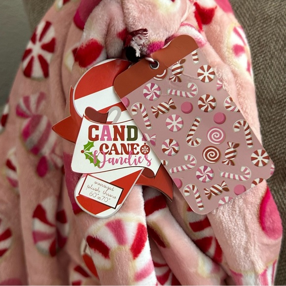NWT-Peppermint Candies Plush Oversized Throw By Candy Cane Dandies 60” x 70” - Picture 4 of 6